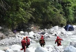 网友爆料山洪事件视频,视频记录生死时速